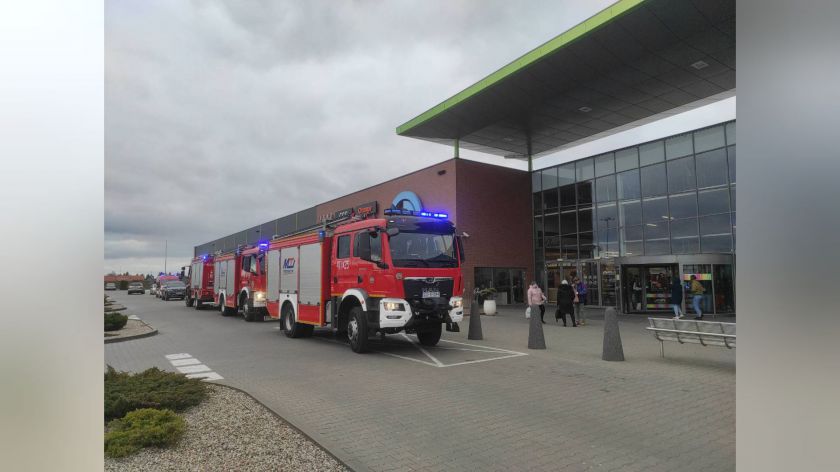 Głośne wybuchy postawiły na nogi mieszkańców Chojnic i okolic. Straż wezwano do galerii handlowej w Lipienicach