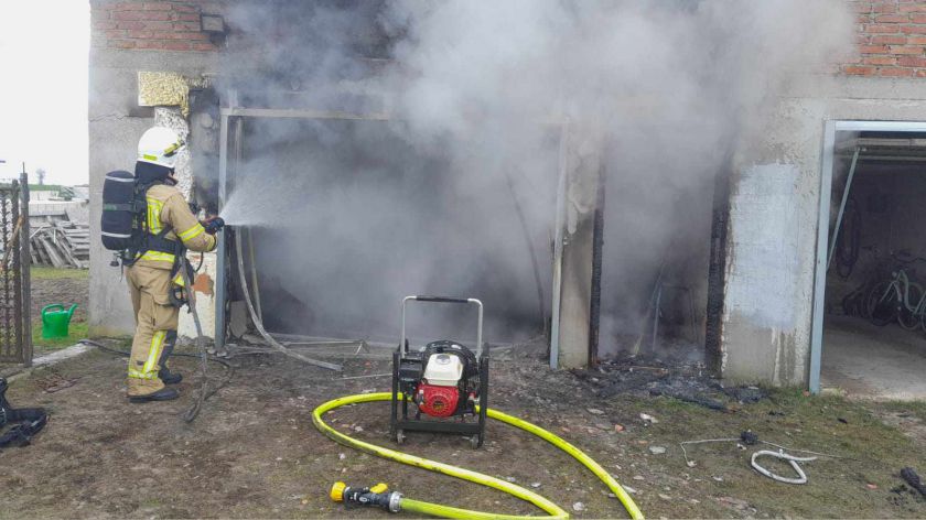 Kilka zastępów straży pożarnej gasiło pożar budynku w Uniechowie w gminie Debrzno