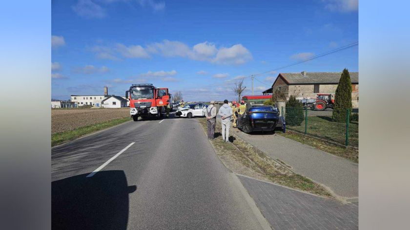 Zderzenie dwóch aut osobowych w Angowicach w gminie Chojnice. Jedno dachowało na ścieżce rowerowej