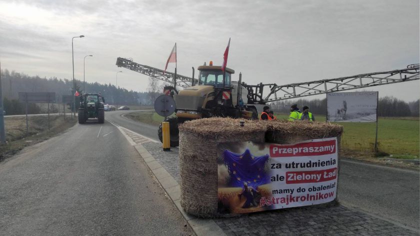 Rolnicy w powiecie chojnickim protestują. Reporter Weekend FM rozmawiał z rolnikami blokującymi obwodnicę Chojnic FOTO