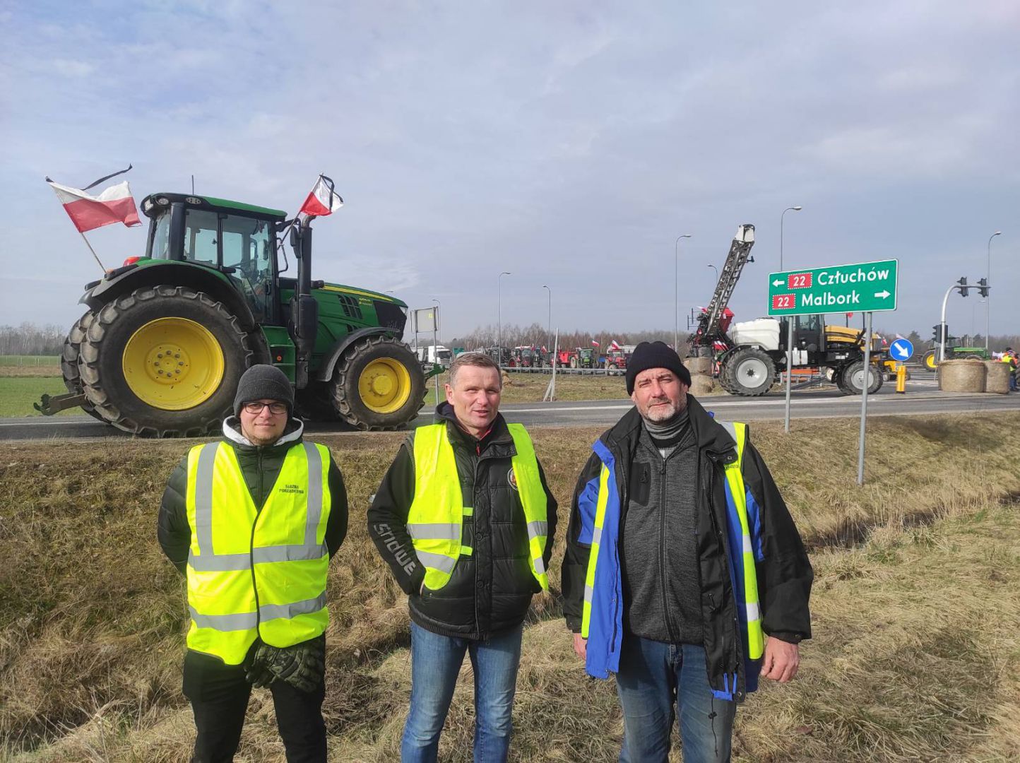 Rolnicy w powiecie chojnickim protestują. Reporter Weekend FM rozmawiał z rolnikami blokującymi obwodnicę Chojnic (FOTO)