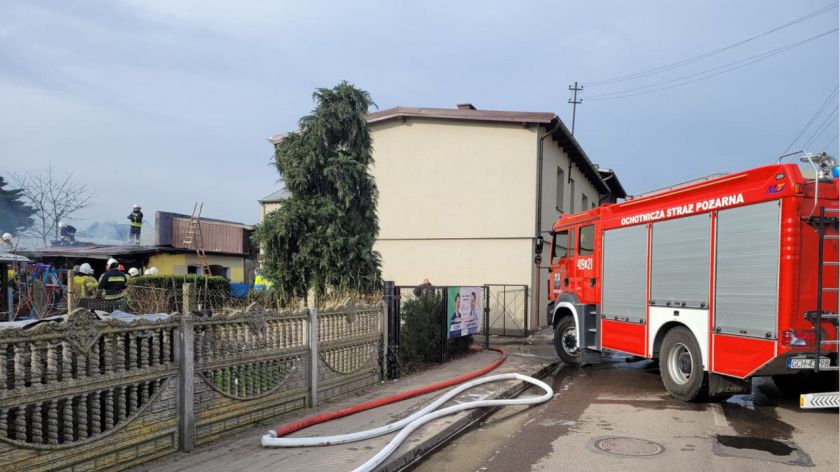 Pożar budynku gospodarczego w centrum Brus. W akcji gaśniczej wzięło udział siedem zastępów straży pożarnej
