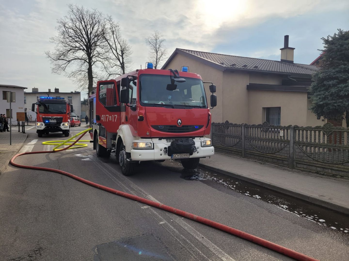 Pożar budynku gospodarczego w centrum Brus. W akcji gaśniczej wzięło udział siedem zastęp&oacute;w straży pożarnej

