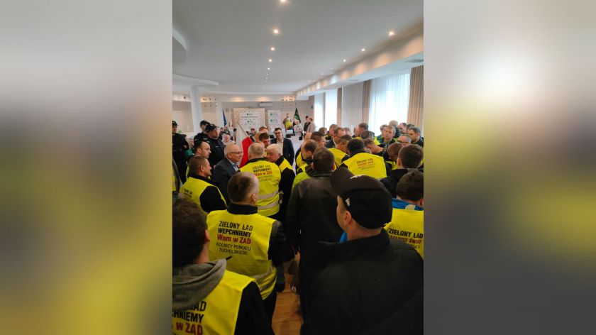 Senator Michał Kamiński w Gostycynie musiał stawić czoła protestującym rolnikom WIDEO