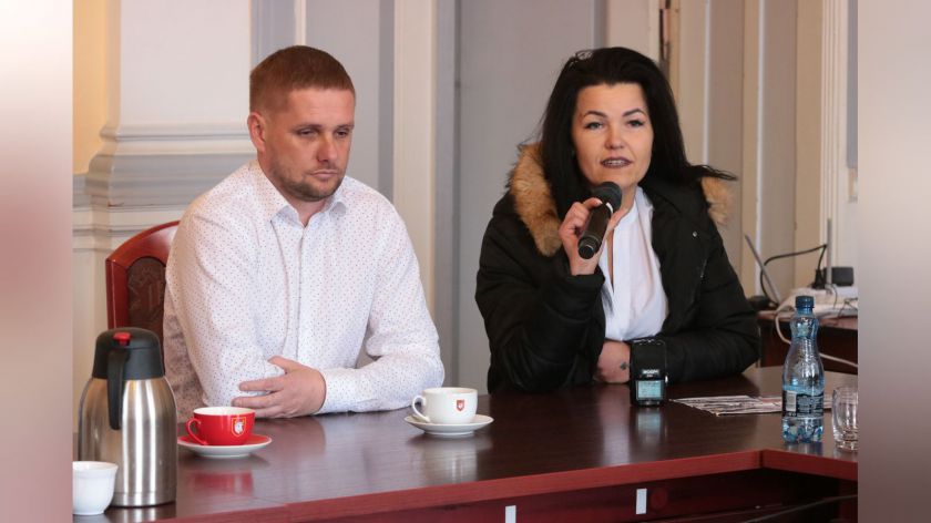 Roksana Bogusz kontra Mariusz Przyszlak. Niedoszła kandydatka na burmistrza Człuchowa pyta dlaczego usunięto ją ze zdjęcia. To świństwo