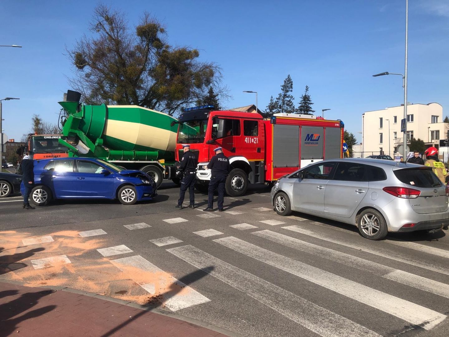 Nie ustąpił pierwszeństwa i doprowadził do kolizji - w Chojnicach doszło do kolizji trzech samochod&oacute;w osobowych