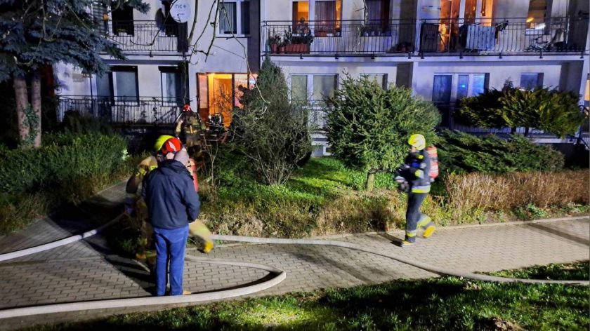 Pożar mieszkania w bloku przy ulicy Wielewskiej w Chojnicach. Obyło się bez poszkodowanych FOTO