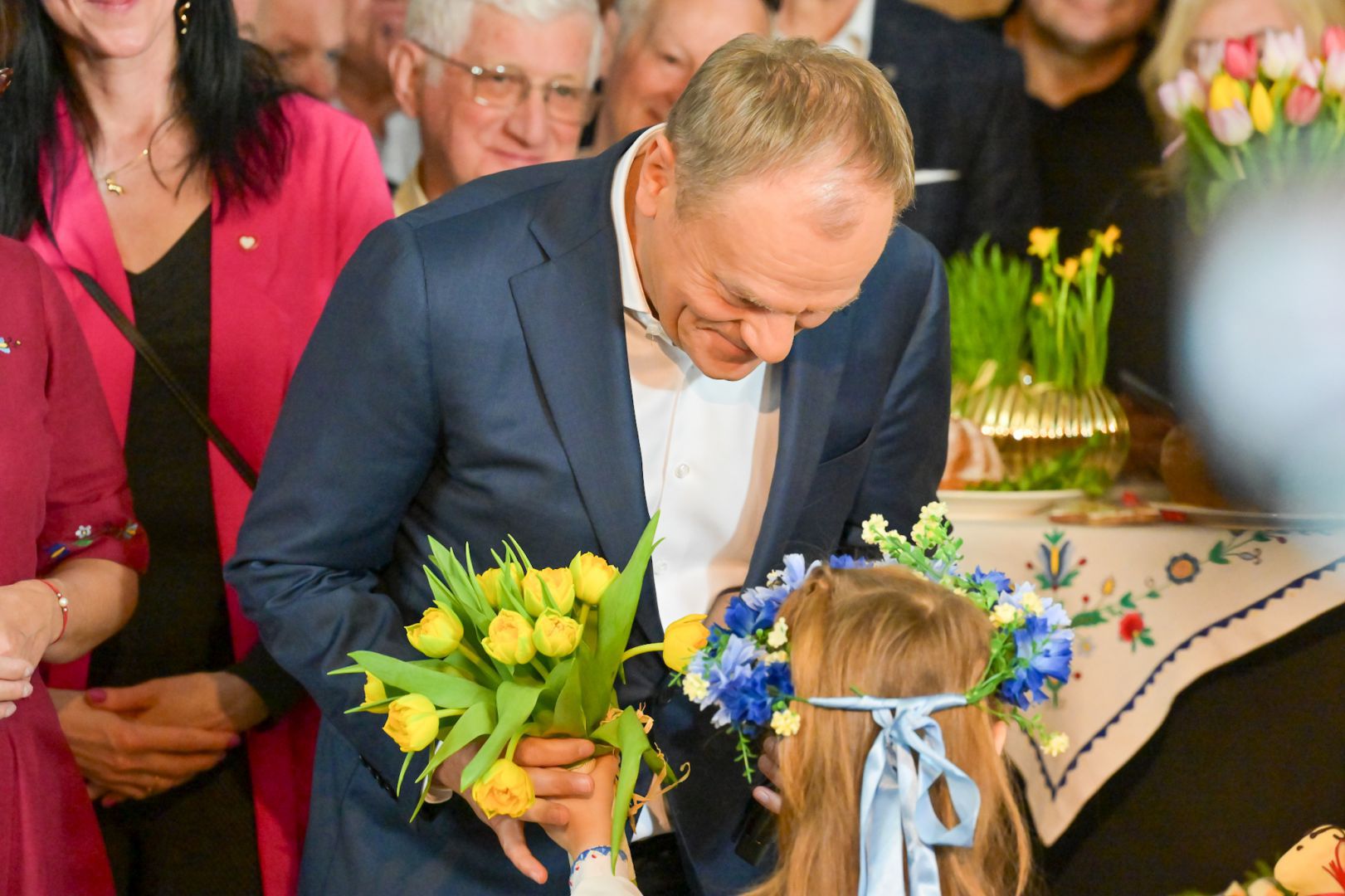 Premier Donald Tusk z wizytą w Kościerzynie. Złożył życzenia świąteczne, dzielił się jajkiem i spotkał z rolnikami (FOTO)