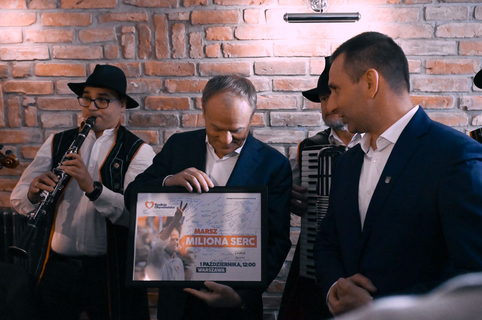Premier Donald Tusk z wizytą w Kościerzynie. Złożył życzenia świąteczne, dzielił się jajkiem i spotkał z rolnikami (FOTO)