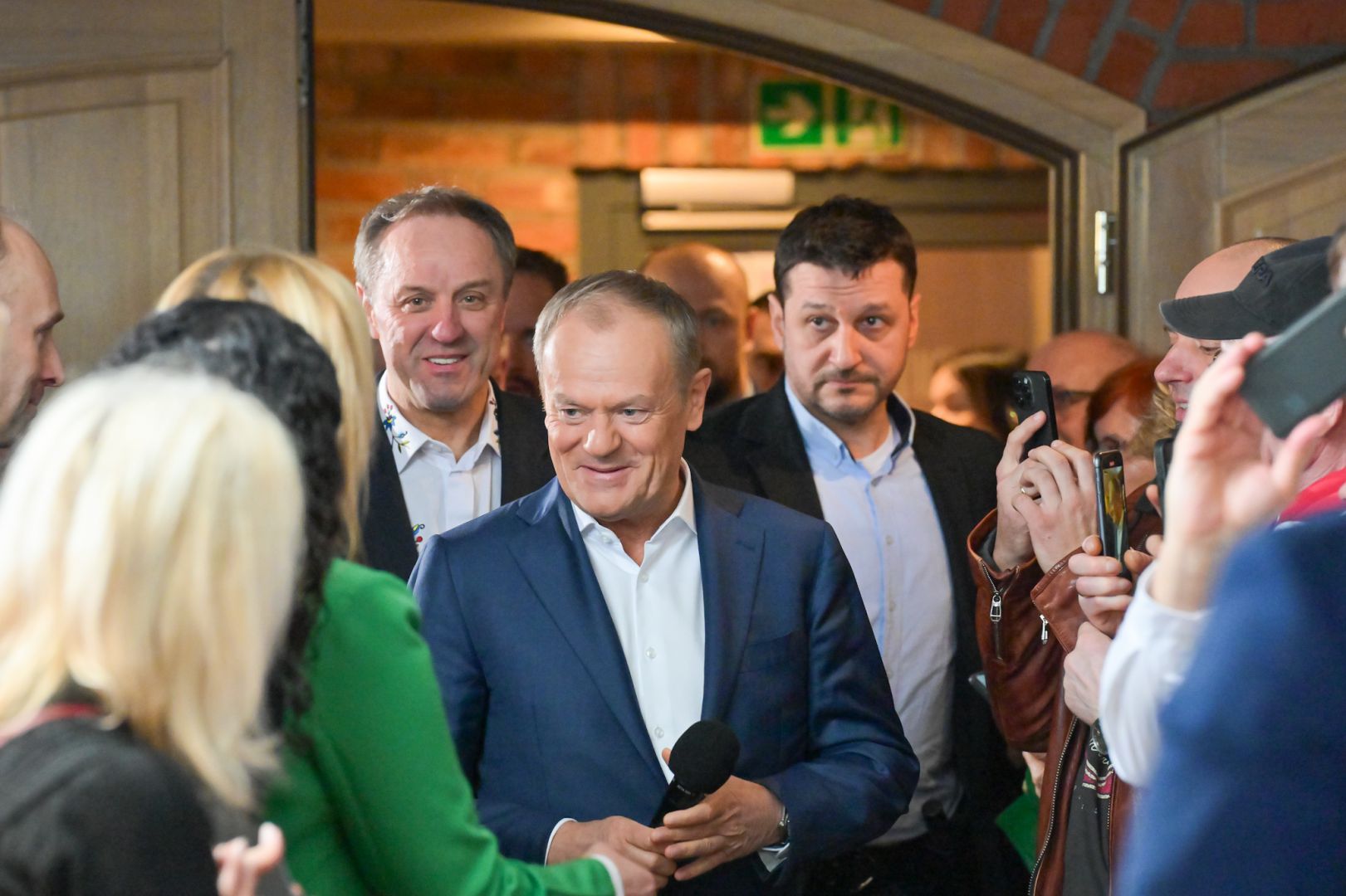 Premier Donald Tusk z wizytą w Kościerzynie. Złożył życzenia świąteczne, dzielił się jajkiem i spotkał z rolnikami (FOTO)