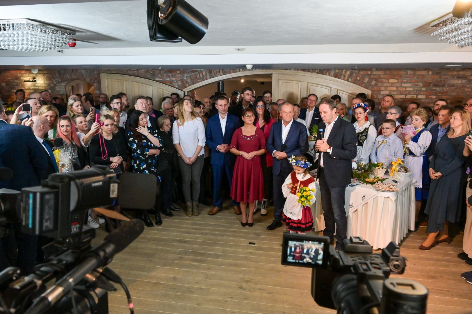 Premier Donald Tusk z wizytą w Kościerzynie. Złożył życzenia świąteczne, dzielił się jajkiem i spotkał z rolnikami (FOTO)
