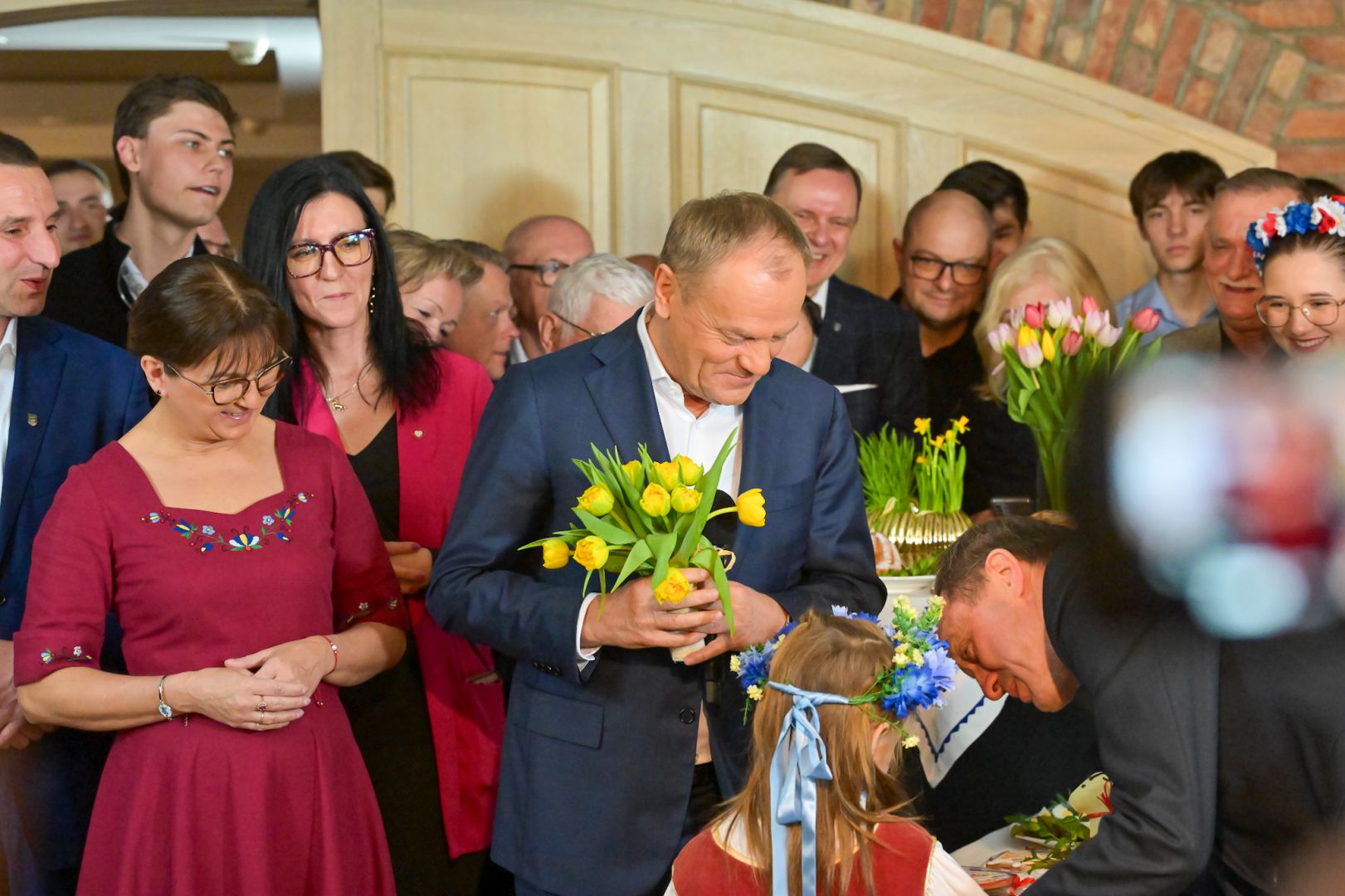 Premier Donald Tusk z wizytą w Kościerzynie. Złożył życzenia świąteczne, dzielił się jajkiem i spotkał z rolnikami (FOTO)