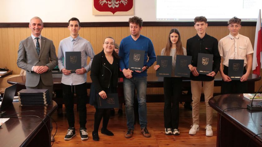 Nagrody wójta gminy Człuchów dla 10 sportowców i trenera. Za sukcesy w kraju i na świecie trafiło do nich ponad 47,5 tys. zł
