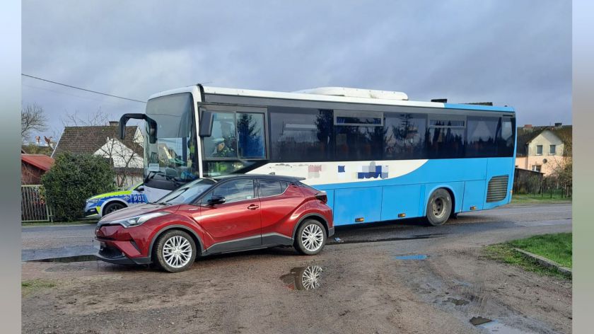 Zderzenie autobusu i samochodu osobowego w Rzeczenicy. Do szpitala trafił kierowca tego pierwszego pojazdu