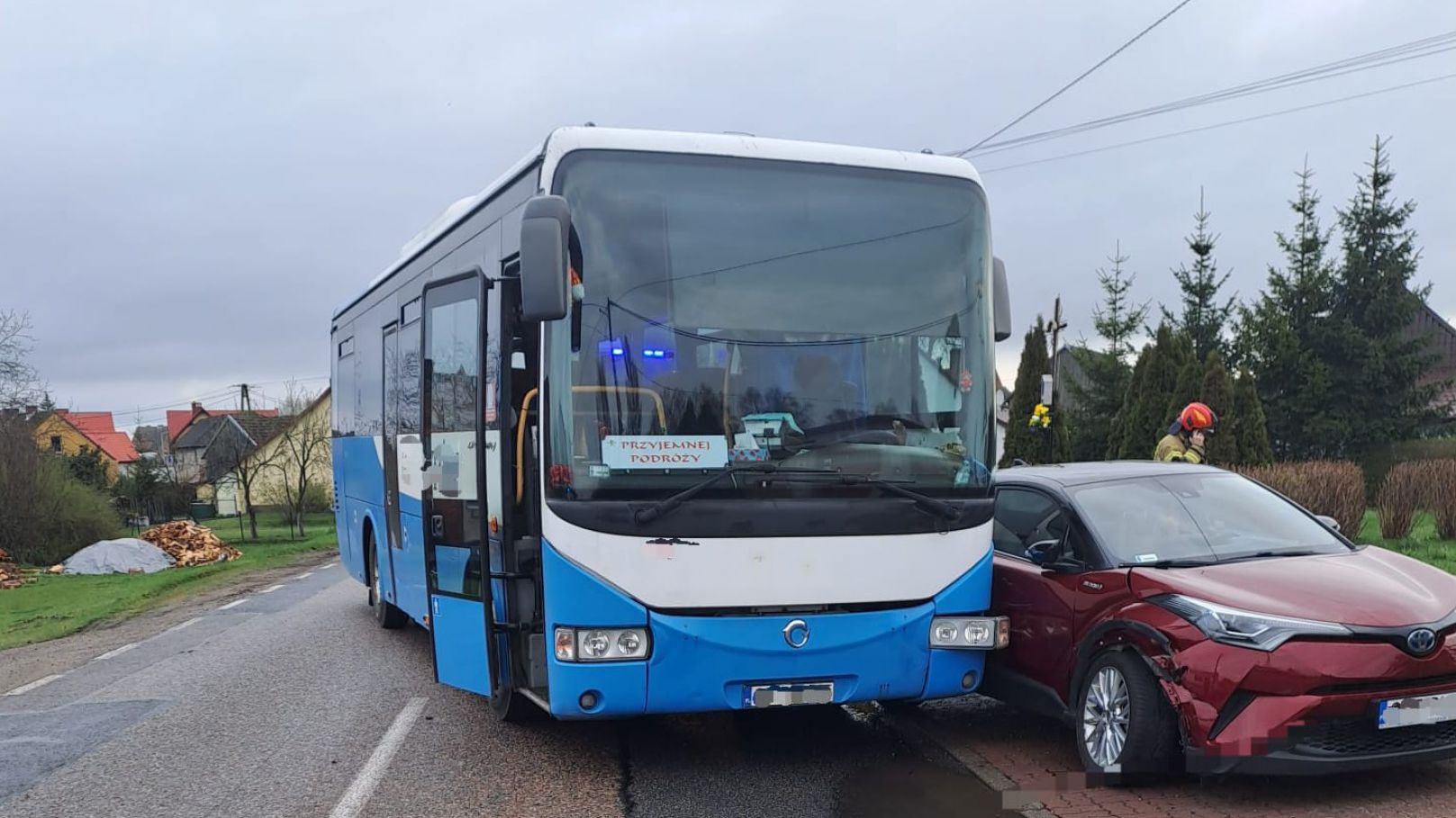 Zderzenie autobusu i samochodu osobowego w Rzeczenicy. Do szpitala trafił kierowca tego pierwszego pojazdu
