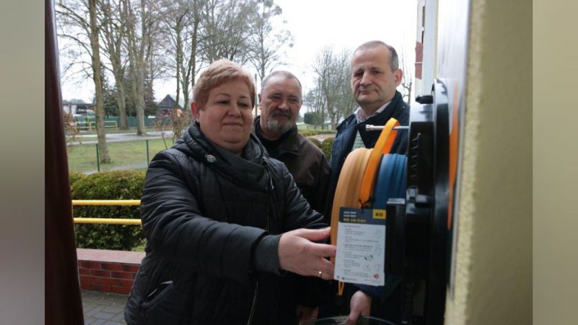 Cztery kolejne defibrylatory AED zawisły na budynkach szkół w gminie Człuchów