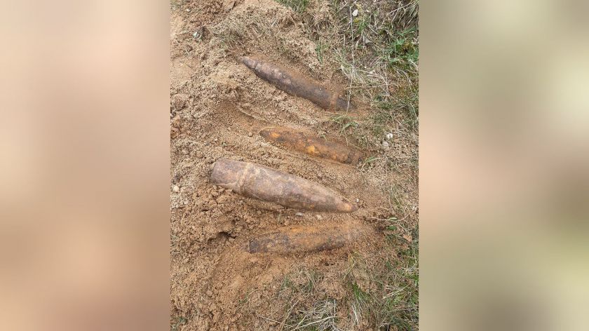 Cztery pociski artyleryjskie znaleziono w czasie prac polowych w gminie Kamień Krajeński
