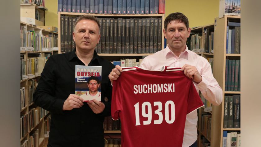 Sławomir Suchomski grał i trenował w Chojnicach, a teraz promował tu swoją książkę Futbolowa Odyseja