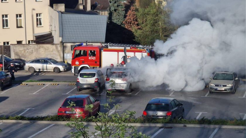 Pożar samochodu na parkingu przed Chojnickim Centrum Kultury. Ogień zajął także sąsiedni pojazd