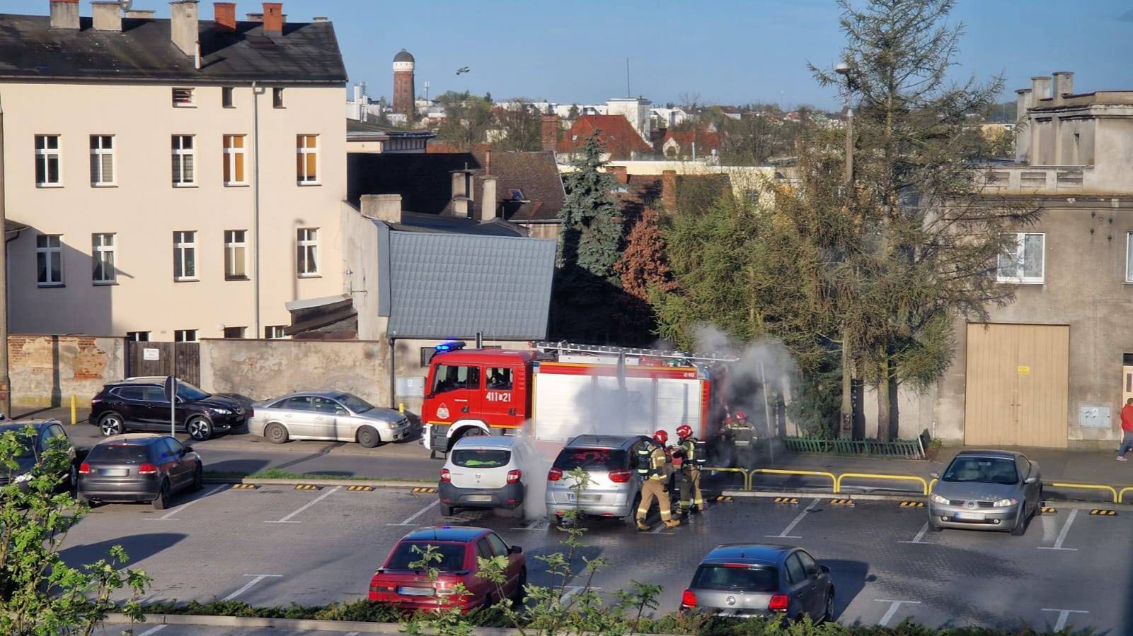 Pożar samochodu na parkingu przed Chojnickim Centrum Kultury. Ogień zajął także sąsiedni pojazd