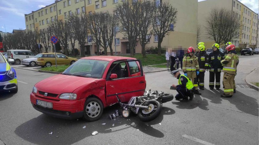 Zderzenie motocykla z osobówką na ulicy Książąt Pomorskich w Chojnicach. Jedna osoba trafiła do szpitala FOTO, AKTUALIZACJA