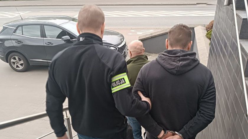 Policjanci z Sępólna Krajeńskiego zatrzymali 30-letniego mieszkańca Koszalina, podejrzanego o kradzieże alkoholu wartego 15 tysięcy złotych
