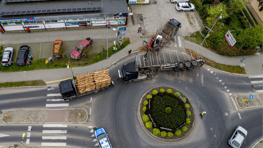 Za szybko na rondzie. W Tucholi dziś rano na ulicy Świeckiej przewróciła się ciężarówka z drewnem FOTO