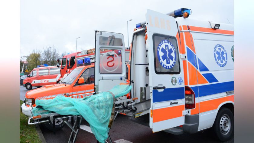 Trzy pojazdy zderzyły się w Bladowie w gminie Tuchola. Dwie osoby przewieziono do szpitala 