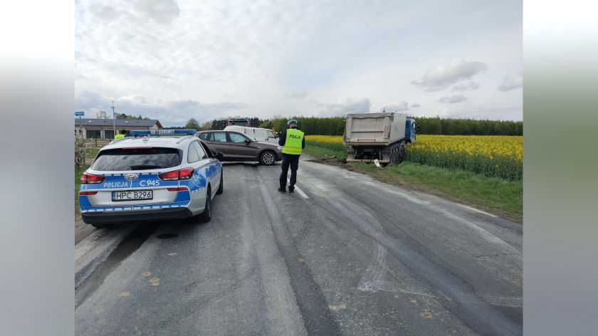 Policyjne ustalenia w sprawie kolizji na drodze 240 w Bladowie. Miał ją spowodować kierowca ciężarówki