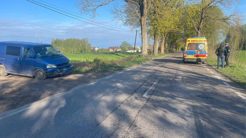 Bus zderzył się z BMW. Kolizja w miejscowości Stary Bukowiec w powiecie kościerskim