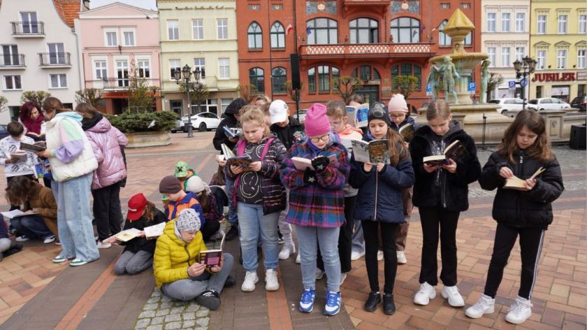 W Chojnicach &quotWspólnie pokazali, że czytanie jest ważne". Na Starym Rynku bito &quotChojnicki rekord w jednoczesnym czytaniu" FOTO