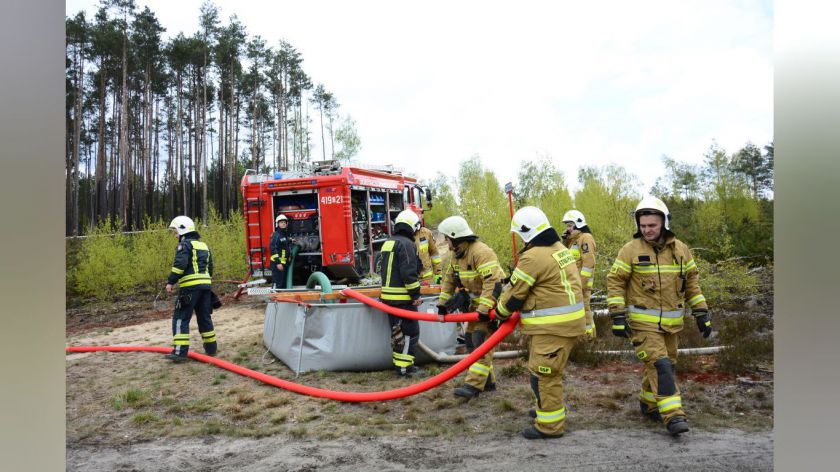 Strażacy z powiatu chojnickiego ćwiczyli gaszenie pożaru lasu i przetłaczanie wody na duże odległości FOTO, REPORTAŻ