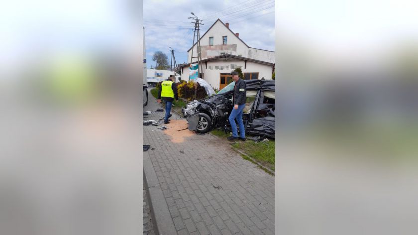 Zderzenie tira i osobówki w Barkowie w gminie Człuchów. Nie żyje kierowca osobowej mazdy AKTUALIZACJA