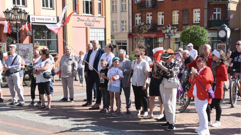 Chojniczanie spotkali się w czwartek 02.05 na Starym Rynku, by wspólnie uczcić Dzień Flagi Rzeczypospolitej Polskiej FOTO