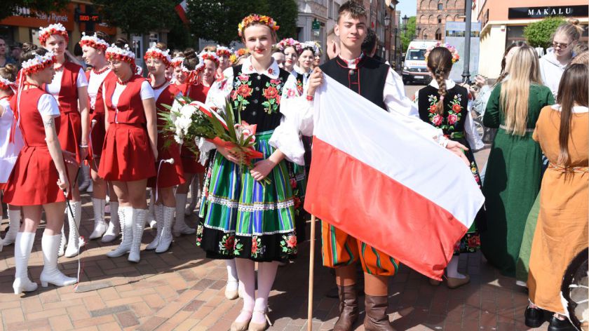Oficjalne obchody Święta Konstytucji 3 maja w Chojnicach. Była salwa honorowa i występ mażoretek FOTO