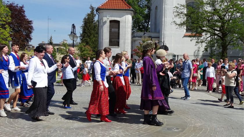 W rytmie poloneza mieszkańcy Więcborka uczcili dzisiaj 03.05 rocznicę uchwalenia Konstytucji 3 maja FOTO