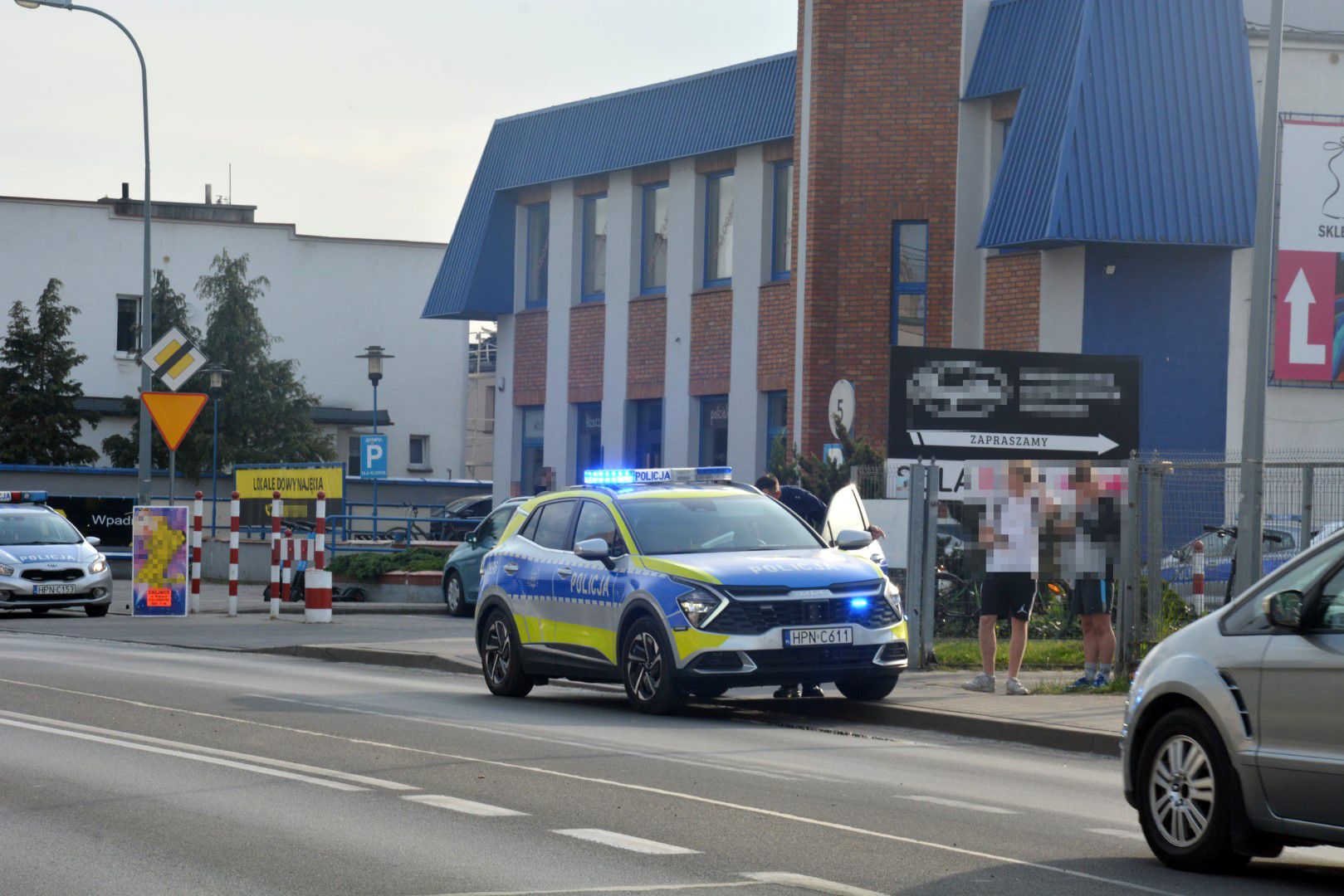 Na ulicy Sępoleńskiej w Chojnicach samoch&oacute;d osobowy potrącił nastolatka. Chłopca przewieziono do szpitala