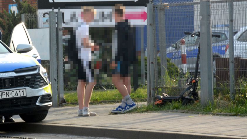 Na ulicy Sępoleńskiej w Chojnicach samoch&oacute;d osobowy potrącił nastolatka. Chłopca przewieziono do szpitala