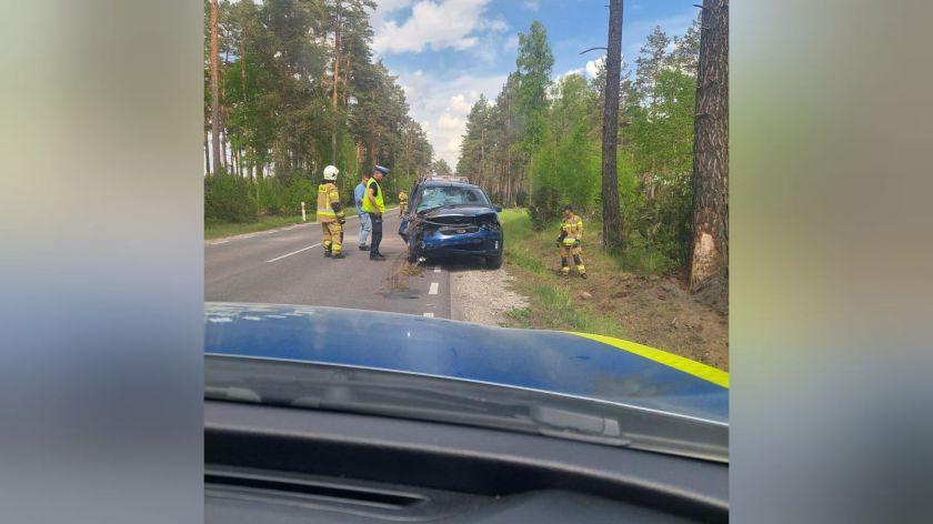 Wypadek na drodze 235 - w pobliżu Męcikała auto uderzyło w drzewo AKTUALIZACJA