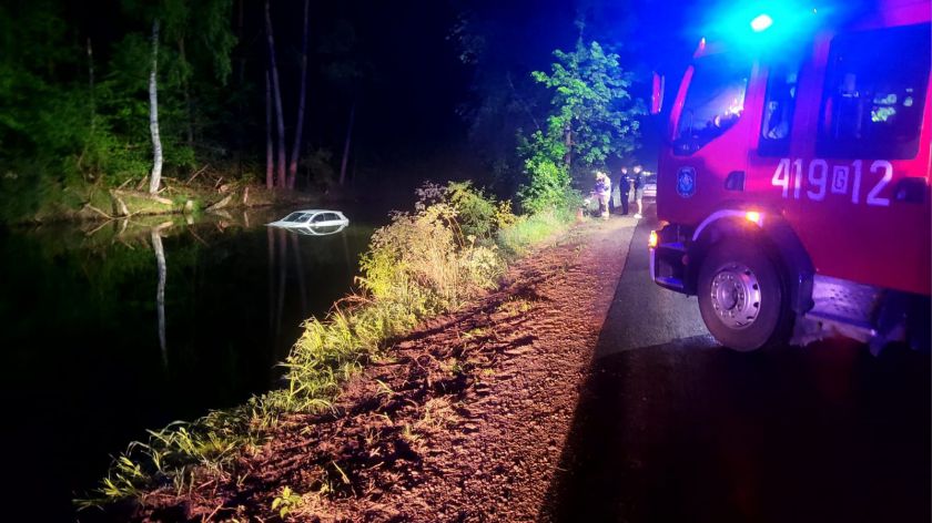 Nietypowa interwencja strażaków z Chojnic i Rytla. Późnym wieczorem wyciągali samochód osobowy z kanału Brdy AKTUALIZACJA