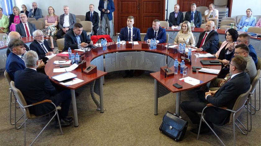 Znamy już najważniejsze rozstrzygnięcia pierwszej sesji Rady Powiatu Sępoleńskiego FOTO