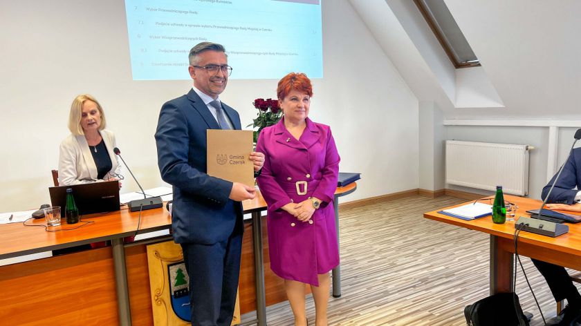 Daniel Szpręga oficjalnie burmistrzem Czerska. Były włodarz Przemysław Biesek-Talewski przewodniczącym rady. Doszło do wymiany zdań