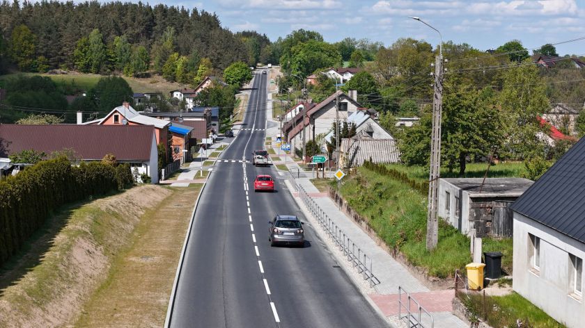 Zakończyła się modernizacja drogi wojewódzkiej 235 w Kaliszu, w powiecie kościerskim. Nowa, wzmocniona nawierzchnia