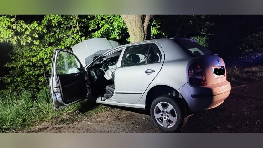 Samochód osobowy uderzył w drzewo. Kościerska policja ustala szczegóły wypadku w gminie Stara Kiszewa
