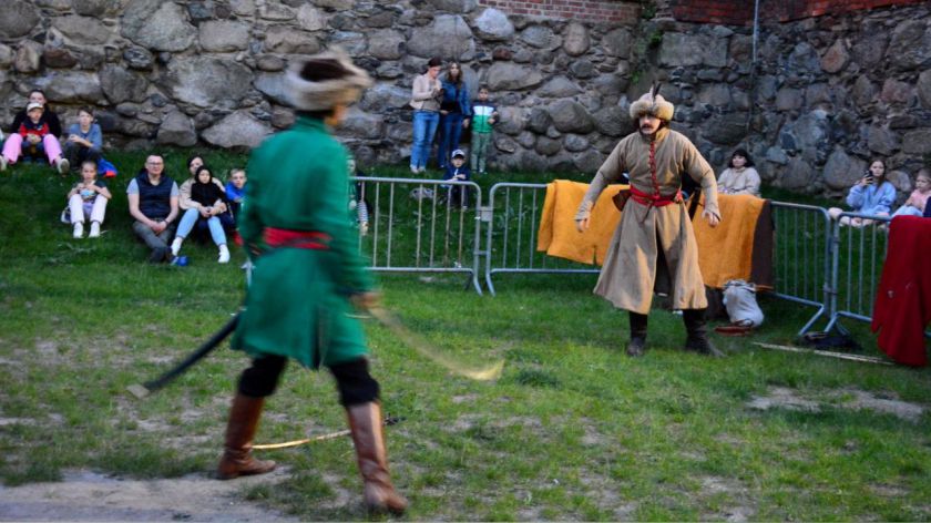 Kolej, plebejskie gry i walki na miecze XVII wiecznych szlachciców - za nami kolejna chojnicka Noc Muzeów FOTO