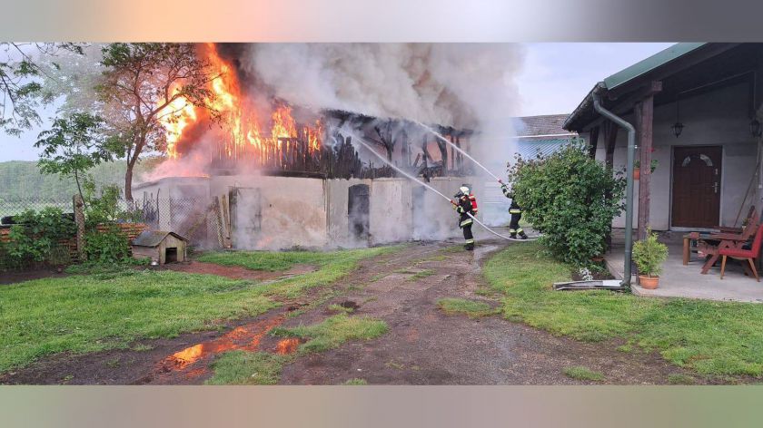Uderzenie pioruna było przyczyną groźnego pożaru chlewa w miejscowości Duża Cerkwica w gminie Kamień Krajeński