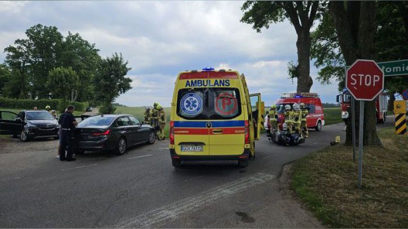 Kierująca oplem nie ustąpiła pierwszeństwa przejazdu. Mieszkaniec gminy Chojnice trafił do szpitala po wypadku w Czartołomiu FOTO