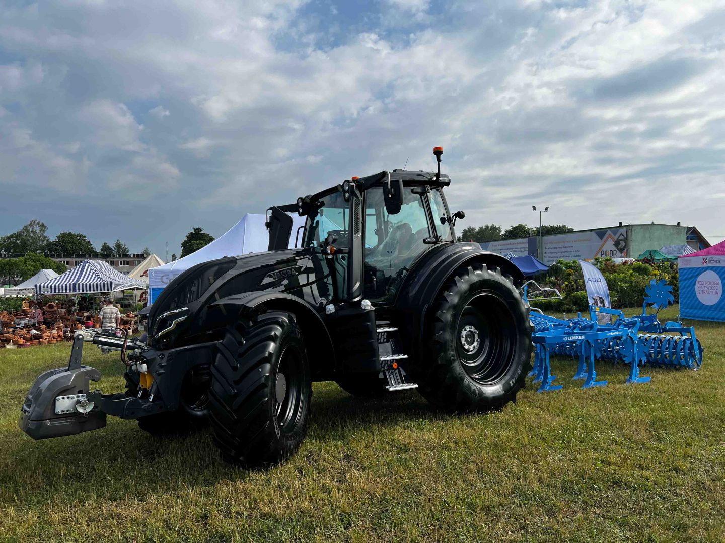 "W tym roku mamy ponad 500 wystawc&oacute;w". W Lubaniu, k. Kościerzyny ruszyły 31. Pomorskie Agro Targi
