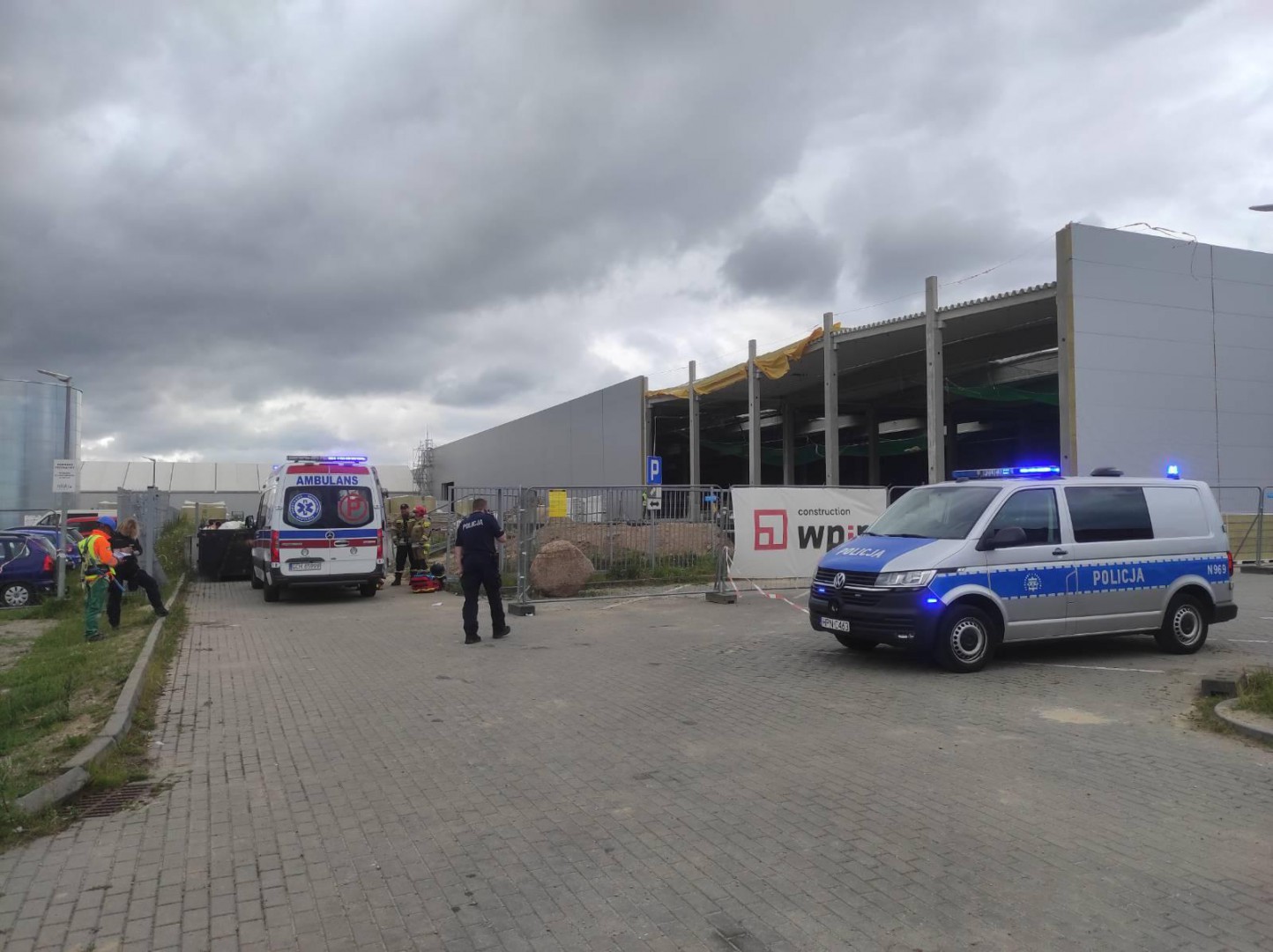 Wypadek przy pracy w Topoli. Mężczyzna spadł z dachu z wysokości kilku metr&oacute;w