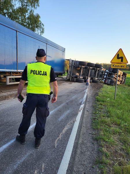 Jedna osoba trafiła do szpitala po wypadku na granicy powiat&oacute;w bytowskiego i chojnickiego. Na drodze wojew&oacute;dzkiej nr 212 zderzyły się dwa TIR-y